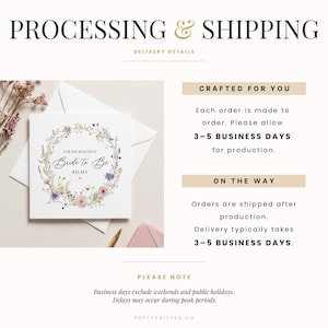 Puede incluir: Una tarjeta de felicitaci&oacute;n cuadrada blanca con una ilustraci&oacute;n de corona floral colorida que rodea el texto "FOR THE BEAUTIFUL Bride to Be KELSEY" con un peque&ntilde;o coraz&oacute;n rosa. La tarjeta est&aacute; sobre una superficie clara junto a un sobre blanco y un bol&iacute;grafo dorado.