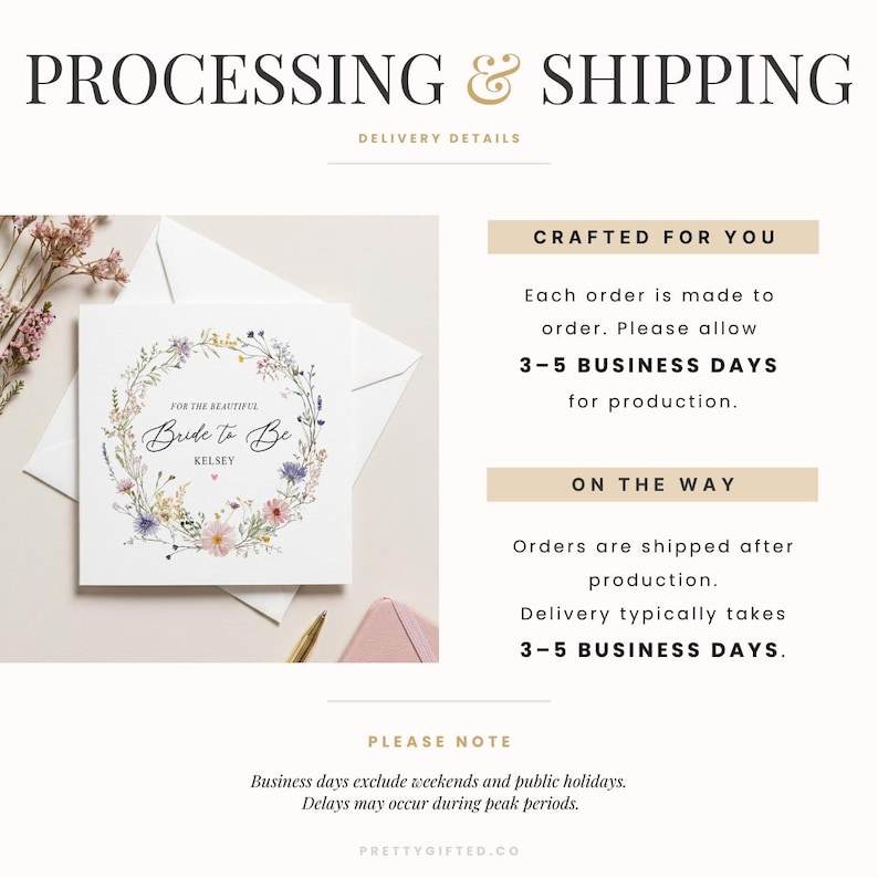 Puede incluir: Una tarjeta de felicitaci&oacute;n cuadrada blanca con una ilustraci&oacute;n de corona floral colorida que rodea el texto "FOR THE BEAUTIFUL Bride to Be KELSEY" con un peque&ntilde;o coraz&oacute;n rosa. La tarjeta est&aacute; sobre una superficie clara junto a un sobre blanco y un bol&iacute;grafo dorado.