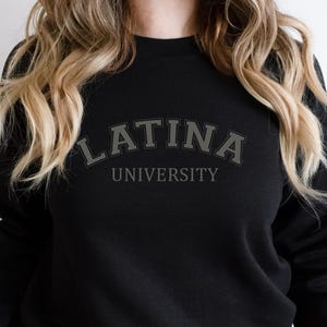 Felpa con cappuccio ricamata dell'Università Latina: scollo rotondo Hispanic Heritage