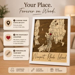 Op de afbeelding: Een houten kaart van Newport, Rhode Island, met een hartvormige speld. De kaart is gegraveerd met straten en heeft de tekst "Newport, Rhode Island 1974". De lijst is wit en de tekst "Your Place. Forever on Wood." staat bovenaan.