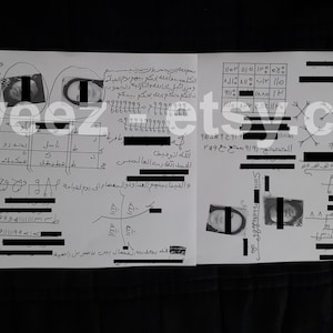 Può includere: Un'immagine in bianco e nero di un documento scritto a mano con testo e numeri arabi. Il documento include una tabella con numeri e un diagramme con frecce. Ci sono anche diverse aree oscurate sul documento.