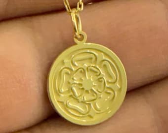 Collar con colgante de rosa de Yorkshire en oro de 14 quilates, joyería floral inglesa, regalo floral minimalista y delicado, dije de oro, regalo romántico de cumpleaños para mujer.