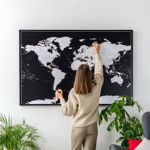 Carte du monde personnalisable à épingler noir et blanc détaillée - Mappemonde avec du liège - Tableau carte du monde - Planisphère mural