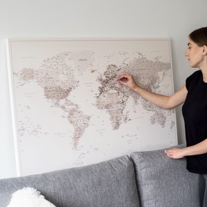 Desert Sand push pin world map to mark places visited. Light yellow personalized cork travel map wall art. Pinnable detailed map of places I have been. Large beige  pinboard map to mark travels. Pinnwand weltkarte kork zum markieren leinwand.