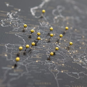 Pinnwand Weltkarte - Shwarz Personalisierte Weltkarte Mit Pins - Stecknadel Reisekarte auf Leinwand - Weltkarte zum Markieren + 100 pins