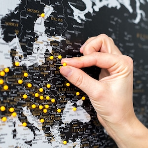 Personalisierte Weltkarte Pinnwand Schwarz Weiß - Detaillierte Karte mit Pins - Weltkarte Bild Zum Pinnen - Geschenk für Ehemann + 100 pins