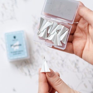 Papierflieger Karte Pinnnadeln - Weiße Reißnägel mit Edelstahl Spitze - Pins - 10 Stück