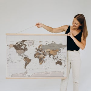 Póster de mapa del mundo detallado + colgador de madera magnético - Impresión de viaje de pared precisa y grande - Arte de viaje personalizado con globo grande 100 x 70 cm/39 x 27″
