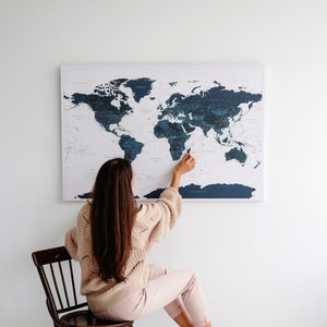 Carte du monde sur toile bleu - Carte du monde voyage punaise - Mappemonde murale liege - Toile planisphère - Carte avec des épingles
