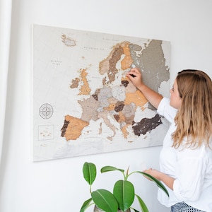 Pinnwand Europakarte Bunte - Detaillierte Karte mit Pins - Europakarte zum Pinnen - Bild mit Stecknadeln auf Leinwand + 100 pins | TRIP MAP