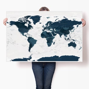 Affiche de carte du monde détaillée de haute qualité - Impression de carte minimaliste pour mur - Poster de l'atlas du globe - Grande carte de voyage précise avec épingles - Bleu sarcelle