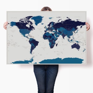 Affiche carte du monde géante bleue - impression de carte de voyage en famille personnalisée - carte de haute qualité pour mur - décoration artistique de carte précise - carte des voyageurs du monde