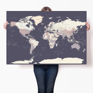 Poster carte du monde détaillée violet - impression de carte de voyage murale - grande carte avec les villes - art cool poster globe - grande carte de voyageur personnalisée