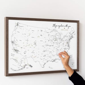 Kleine push pins Amerikaanse reiskaart met spelden, kaart van de Verenigde Staten en nationale parken voor reistracking, ingelijst gepersonaliseerd canvas muurprikbord