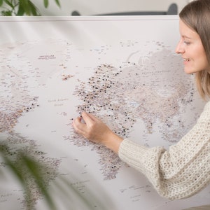 Desert Sand push pin world map to mark places visited. Light yellow personalized cork travel map wall art. Pinnable detailed map of places I have been. Large beige  pinboard map to mark travels. Pinnwand weltkarte kork zum markieren leinwand.