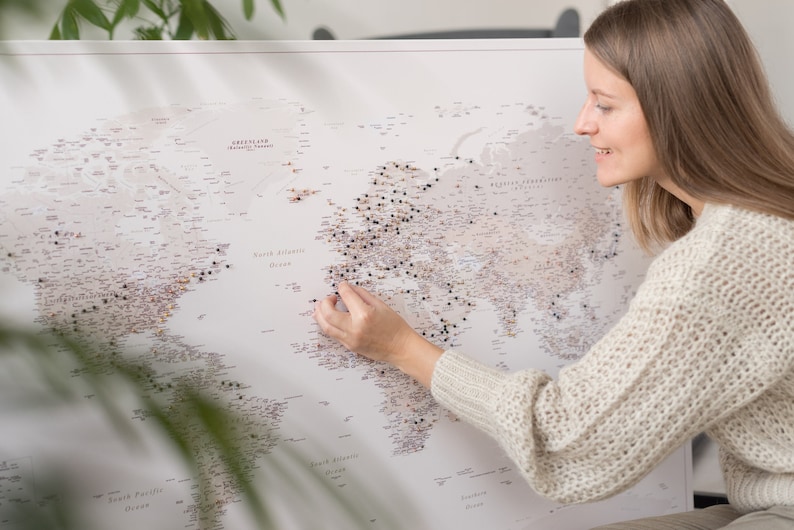 Desert Sand push pin world map to mark places visited. Light yellow personalized cork travel map wall art. Pinnable detailed map of places I have been. Large beige  pinboard map to mark travels. Pinnwand weltkarte kork zum markieren leinwand.