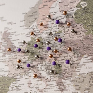 Mappemonde avec du liège punaise - Planisphère image sur toile - Carte du monde décoration - Carte du monde pour marquer les voyages