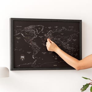 Mini wereldkaart punaise canvas, ingelijste reistracker prikbord om bezochte plaatsen te markeren, minimalistische kleine kaart om te laten zien waar je bent geweest