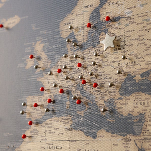 Weltkarte Pinnwand Blau - Detaillierte Karte mit Pins - Meerblau Weltkarte Bild zum Pinnen - Schöne Weihnachtsgeschenke für Frauen