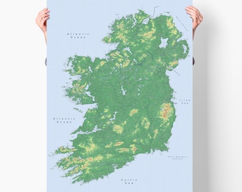 Può includere: Un grande poster raffigurante una mappa topografica dettagliata dell'Irlanda. La mappa mostra il terreno verde e marrone dell'isola, con oceani e mari blu etichettati "Atlantic Ocean", "Irish Sea" e "Celtic Sea". Il poster è tenuto da una persona.