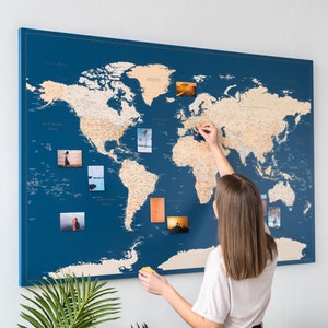 Pinnwand Weltkarte Detaillierte Blau - Weltkarte Zum Pinnen auf Leinwand - Personalisierte Karte mit Pins + 100 pins | TRIP MAP