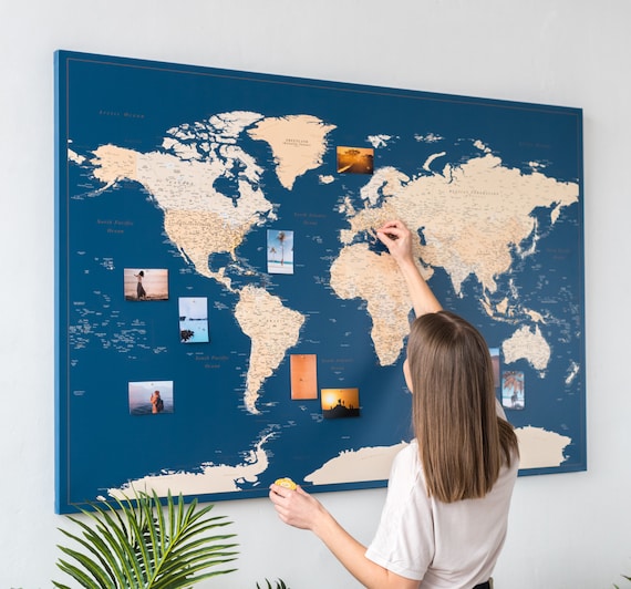 Tablero de mapa del mundo con pasadores para marcar el viaje mundial, hecho  a mano en Ohio, EE. UU., Diseño: salpicaduras de color verde azulado