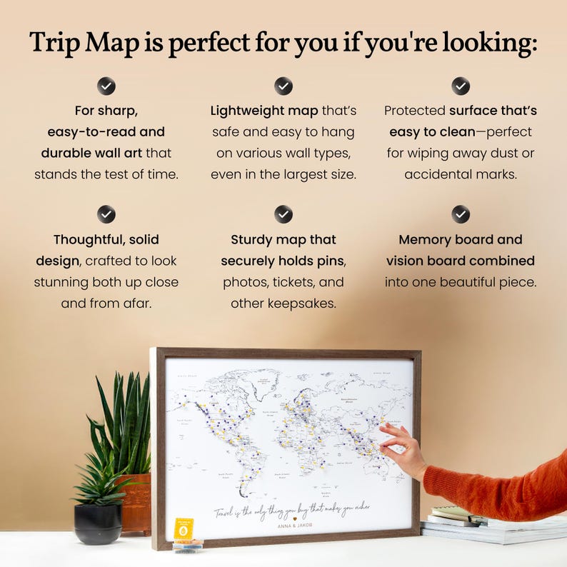 Może przedstawiać: Zobrazowana mapa świata w ramie z pinezkami zaznaczającymi lokalizacje. Mapa jest biała z niebieskimi i złotymi akcentami. Tekst "Travel is the only thing you buy that makes you richer" jest wydrukowany na dole mapy.