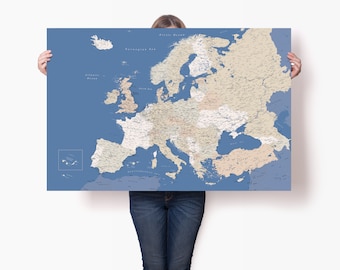 Cartel de viaje de Europa azul - Mapa detallado personalizado del continente de Europa - Arte de la pared de Europa grande - Regalo de aniversario de boda - Mapa de viaje