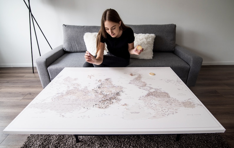Desert Sand push pin world map to mark places visited. Light yellow personalized cork travel map wall art. Pinnable detailed map of places I have been. Large beige  pinboard map to mark travels. Pinnwand weltkarte kork zum markieren leinwand.