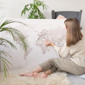 Desert Sand push pin world map to mark places visited. Light yellow personalized cork travel map wall art. Pinnable detailed map of places I have been. Large beige  pinboard map to mark travels. Pinnwand weltkarte kork zum markieren leinwand.