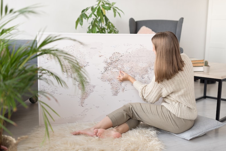 Desert Sand push pin world map to mark places visited. Light yellow personalized cork travel map wall art. Pinnable detailed map of places I have been. Large beige  pinboard map to mark travels. Pinnwand weltkarte kork zum markieren leinwand.