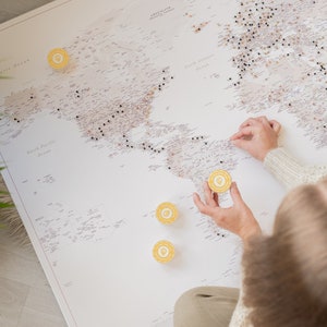Desert Sand push pin world map to mark places visited. Light yellow personalized cork travel map wall art. Pinnable detailed map of places I have been. Large beige  pinboard map to mark travels. Pinnwand weltkarte kork zum markieren leinwand.