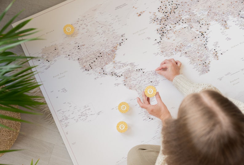 Desert Sand push pin world map to mark places visited. Light yellow personalized cork travel map wall art. Pinnable detailed map of places I have been. Large beige  pinboard map to mark travels. Pinnwand weltkarte kork zum markieren leinwand.
