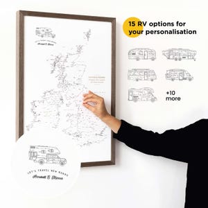 Puede incluir: Un mapa enmarcado del Reino Unido con un marco de madera oscura. El mapa es en blanco y negro, con una mano que señala una ubicación. El texto "15 opciones de autocaravana para tu personalización" está en un círculo amarillo. El texto "Let's Travel New Roads Annabell & Marcus" también es visible.
