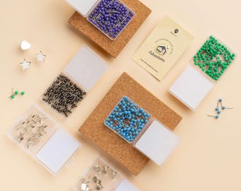 Paquete de chinchetas para mapas: 100 azules, 100 verdes, 100 negras y doradas, 100 moradas, 10 estrellas plateadas, 10 corazones plateados y 1 para el hogar / Para registrar lugares visitados