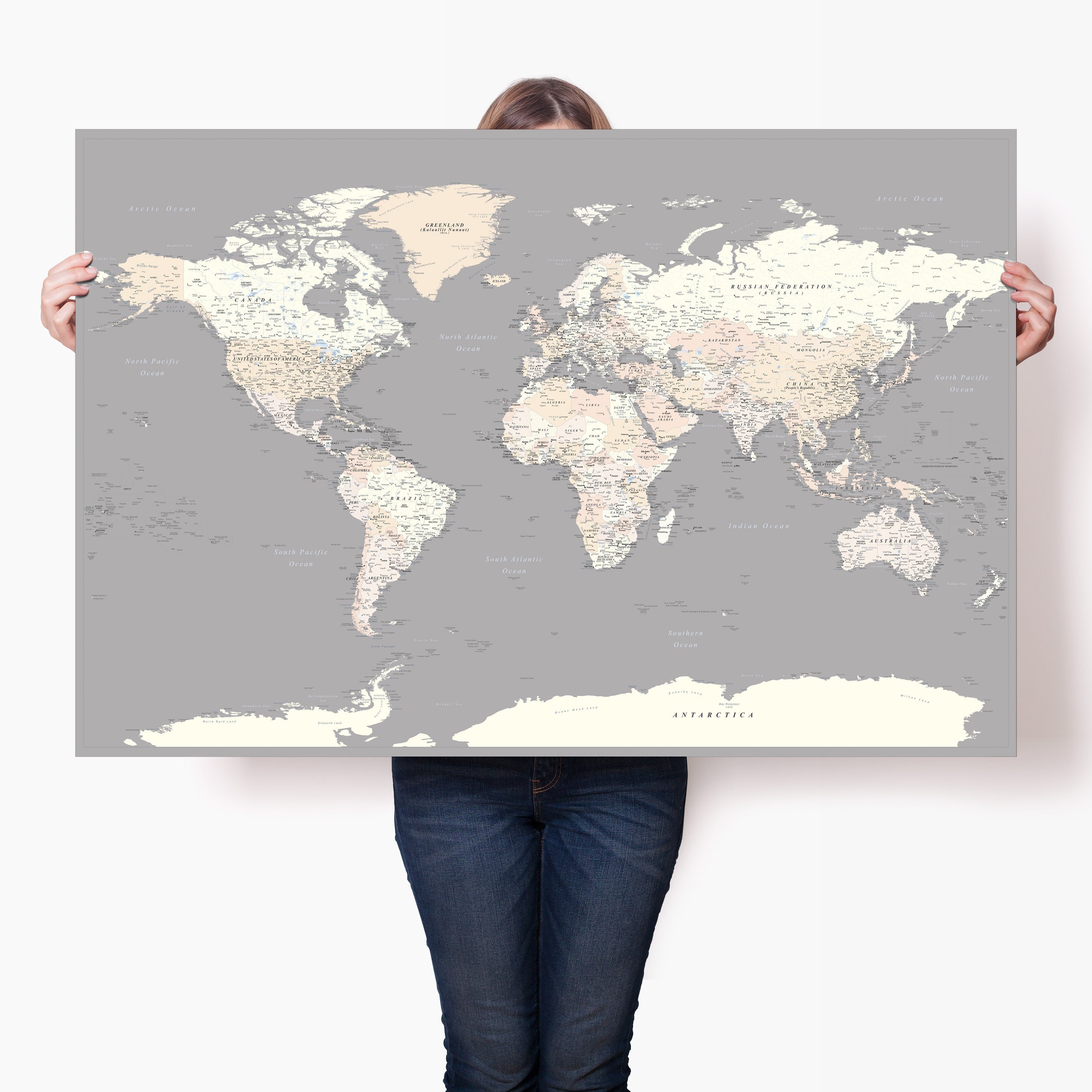 Póster de mapa del mundo gris - Impresión de mapa de viaje de pared grande - Mapa grande detallado con ciudades - Póster de mapa genial - Mapa de viajero mundial personalizado