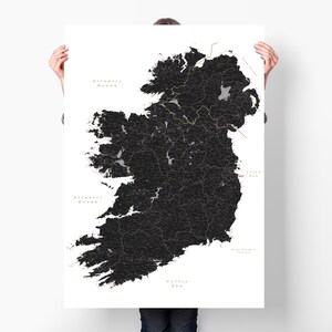 Irland Karte Print mit Landkreisen & Städten, großes detailliertes Reiseposter von Irland und Nordirland mit Pins, personalisierte Wandkunst