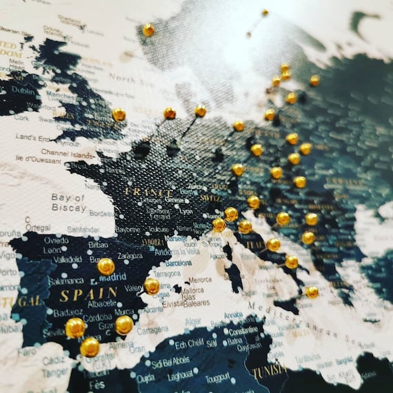 Mappa personalizzata del viaggio del mondo con puntine, arte blu