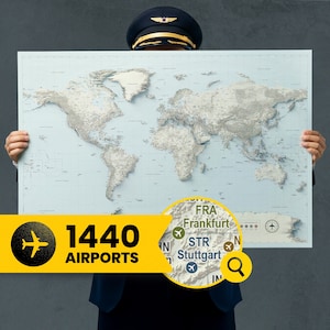 Op de afbeelding: Een wereldkaart met 1440 luchthavens gemarkeerd, vastgehouden door een persoon met een pilotenpet. De kaart is lichtblauw met reliëf, met continenten en landen. Een gele banner toont het aantal luchthavens en een vergrootglas.