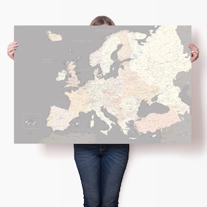 Poster di viaggio europeo grigio - Mappa del continente europeo con paesi - Arte murale dettagliata dell'Europa - Grande stampa dell'Europa con spilli - Mappa del viaggio