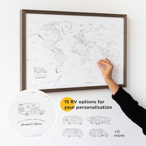 Peut inclure: Une carte du monde en noir et blanc avec un cadre en bois. La carte est conçue pour marquer les endroits visités en camping-car. L'image montre 15 options de camping-cars différentes pour la personnalisation, notamment un camping-car classique en forme de A, un camping-car et une camionnette. Le texte "Let's travel new roads" est écrit sur la carte, ainsi que les noms "Annabell & Marcus".