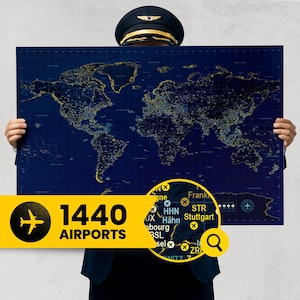 Puede incluir: Un mapa del mundo azul oscuro con detalles dorados, que muestra 1440 aeropuertos. El mapa lo sostiene una persona que lleva un gorro de piloto. Un banner amarillo con el texto "1440 AIRPORTS" y un icono de avión es visible.
