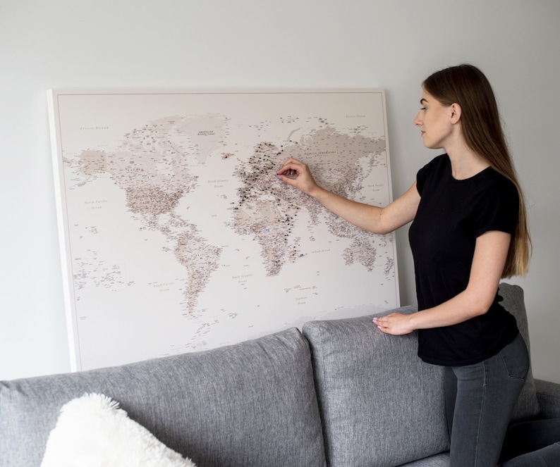 Desert Sand push pin world map to mark places visited. Light yellow personalized cork travel map wall art. Pinnable detailed map of places I have been. Large beige  pinboard map to mark travels. Pinnwand weltkarte kork zum markieren leinwand.