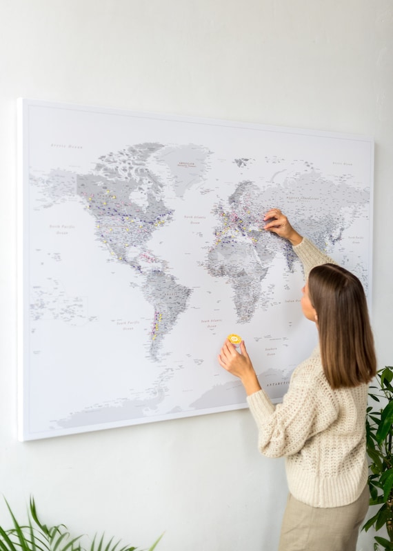 Lienzo detallado del mapa del mundo con chinchetas, arte de pared de viaje  personalizado para marcar los lugares en los que has estado, rastreador de  aventuras familiar pinnable con ciudades 