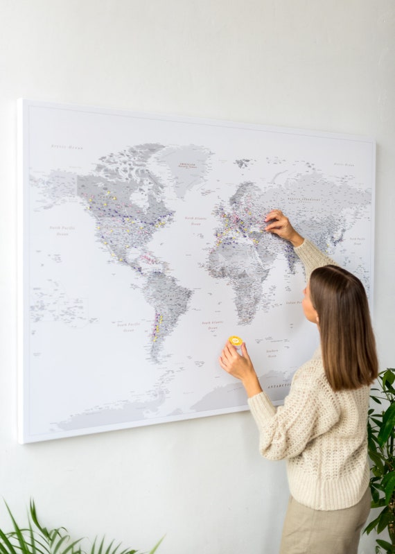 Mapa mundi triple negro con corcho a la vista con países