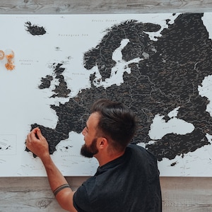 Czarno-biała mapa Europy z pinezkami - tablica z mapą podróży z pinezkami - duża mapa odwiedzonych miejsc na ścianie - mapa Europy do zaznaczania podróży