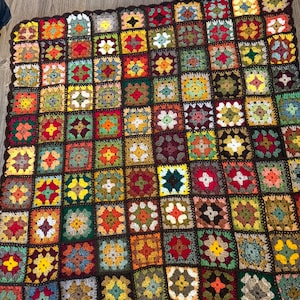 Coperta afgana quadrata all'uncinetto con bellissimi colori autunnali, 95 cm, retrò, arancione, marrone, verde, giallo e oro.