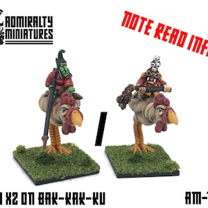 Puede incluir: Dos figuras en miniatura de personajes de fantasía montados sobre criaturas parecidas a gallinas. Una figura es un goblin de piel verde con un bastón, la otra es un guerrero con un casco adornado con calaveras. Ambas montan criaturas con crestas y barbas rojas, sobre bases de hierba.