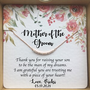 Schwiegermutter Geschenk Hochzeitstag, Mutter des Bräutigams Geschenk der Braut, zierliche Halskette auf personalisierter Karte mit Zitat, Mutter-des-Bräutigams