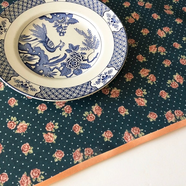 Set de table en toile cirée  bleu a petits pois motif imprimé fleurs semis de petites roses